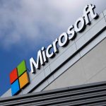 Logo de Microsoft en el frente de sus instalaciones